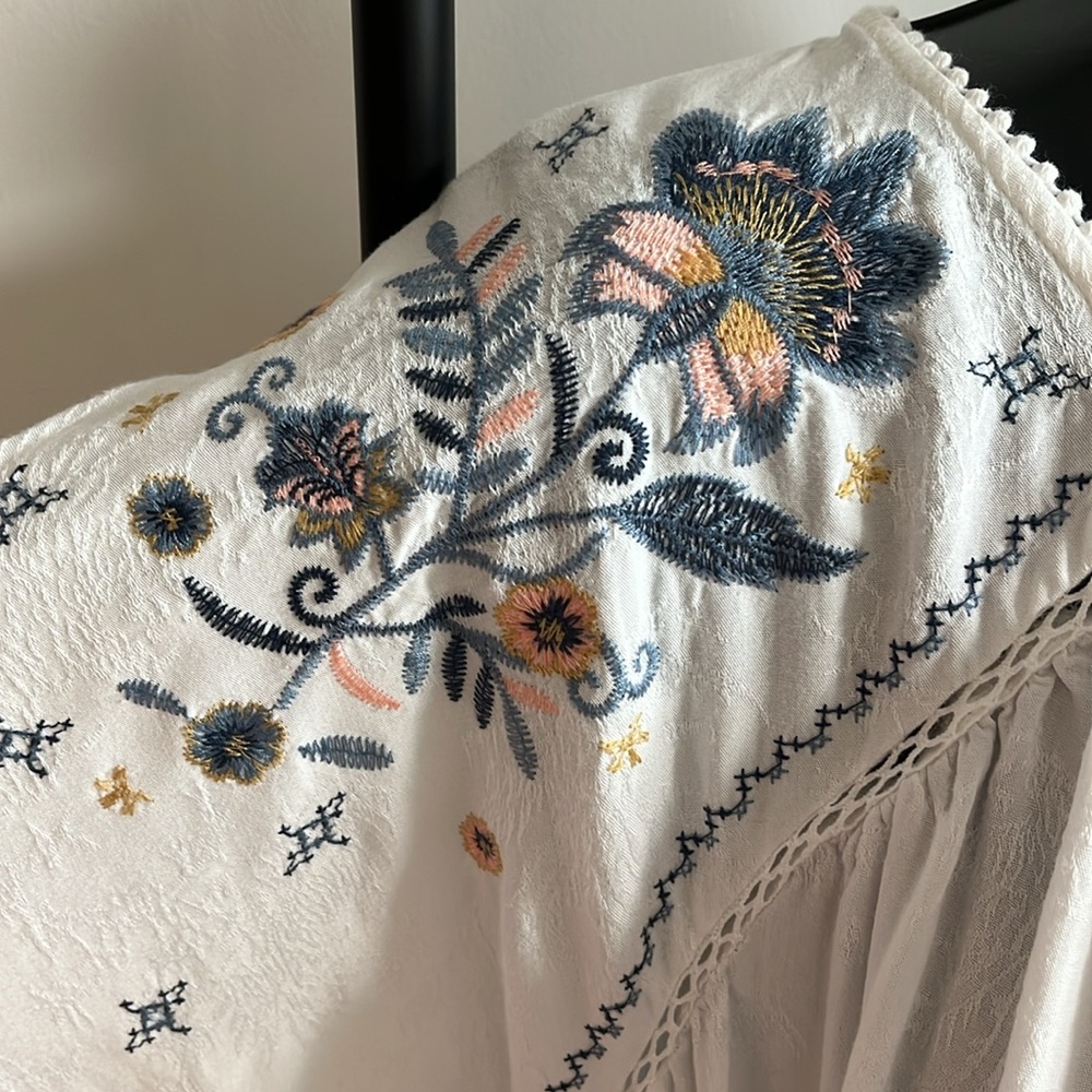 Knox Rose gorgeous embroidered top - Picture 3 of 8